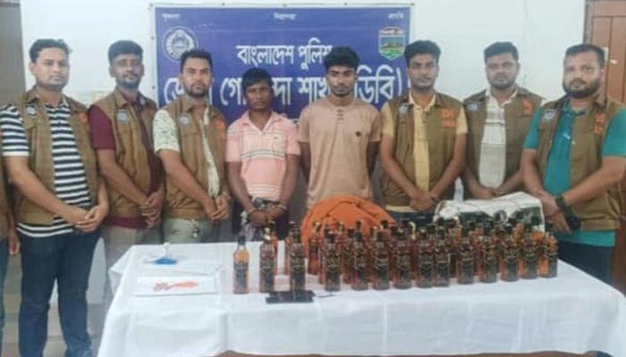 বিদেশি মদ ও ইয়াবাসহ গ্রেপ্তার ২